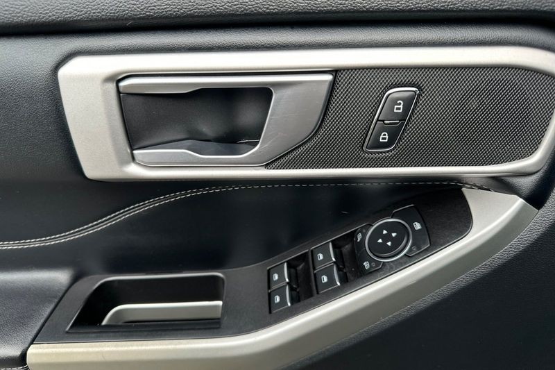Ford Explorer Vehicle Full-screen Gallery Image 11