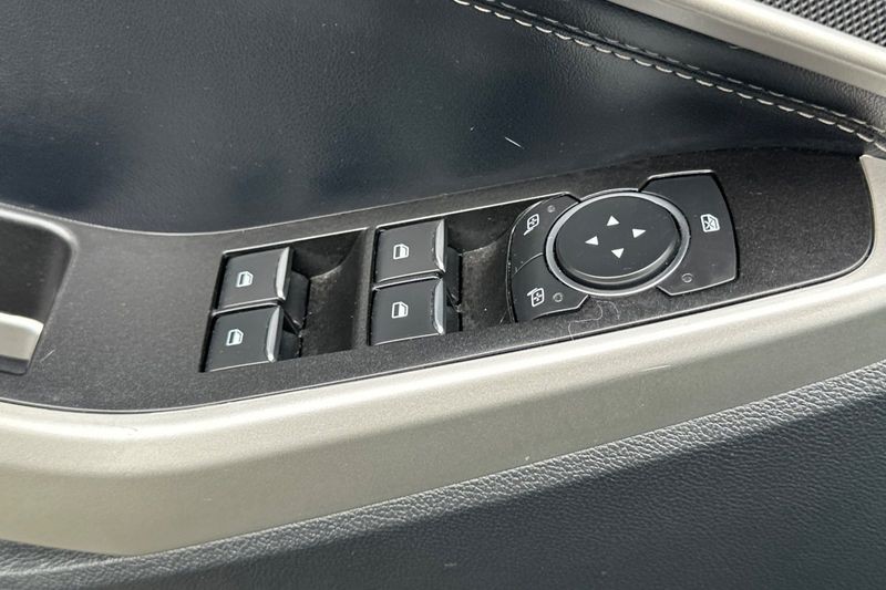 Ford Explorer Vehicle Full-screen Gallery Image 12
