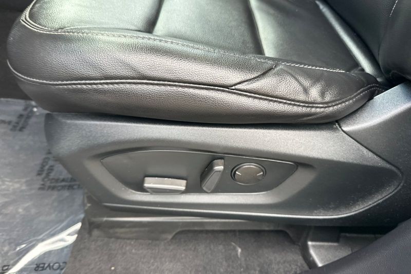 Ford Explorer Vehicle Full-screen Gallery Image 13