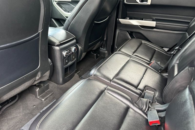 Ford Explorer Vehicle Full-screen Gallery Image 14