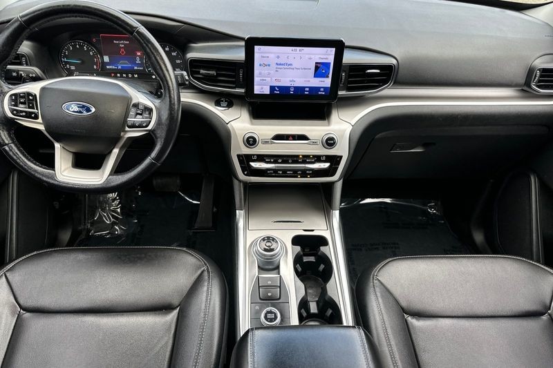 Ford Explorer Vehicle Full-screen Gallery Image 15