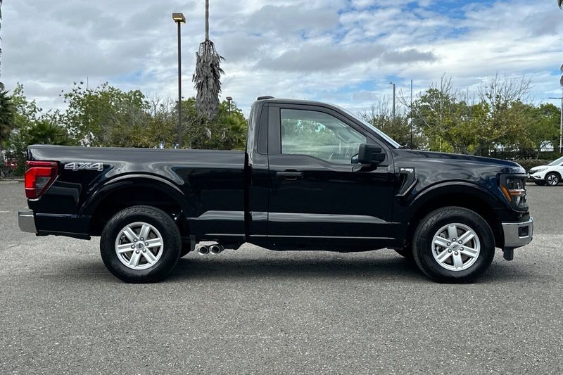 Ford F-150 Vehicle Full-screen Gallery Image 02