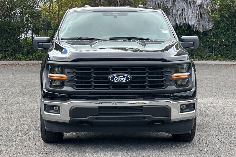 Ford F-150 Vehicle Full-screen Gallery Image 09