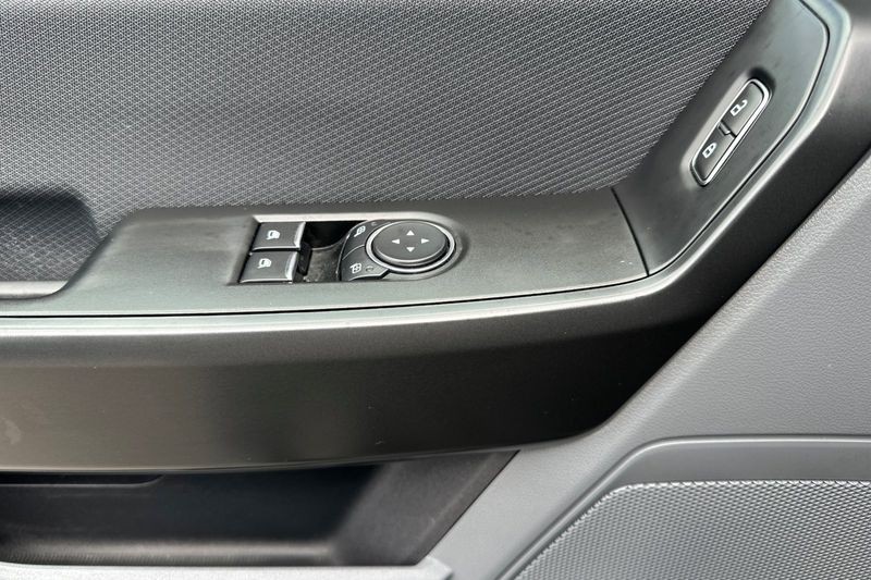 Ford F-150 Vehicle Full-screen Gallery Image 11