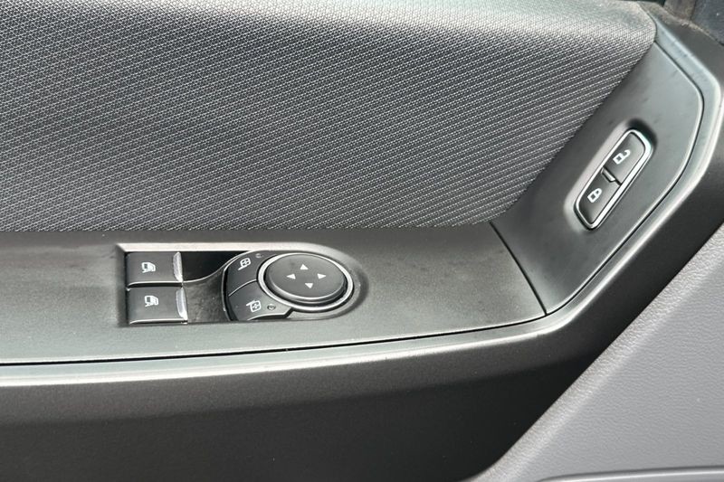 Ford F-150 Vehicle Full-screen Gallery Image 12