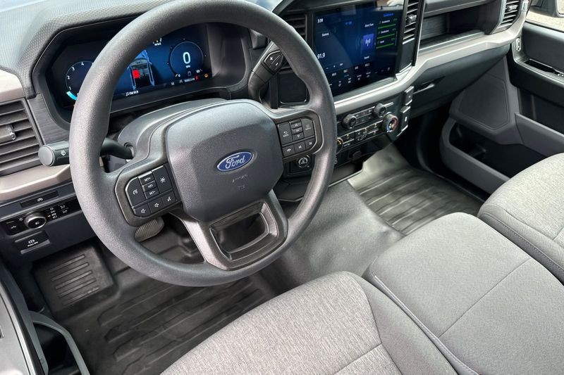 Ford F-150 Vehicle Full-screen Gallery Image 14