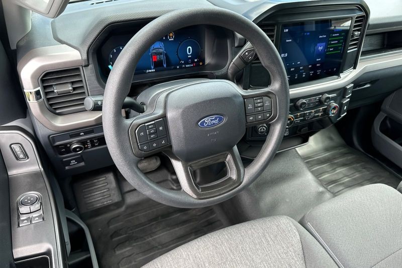 Ford F-150 Vehicle Full-screen Gallery Image 15