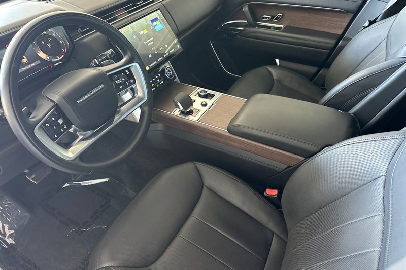 Land Rover Range Rover Vehicle Full-screen Gallery Image 09