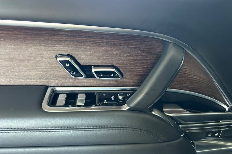 Land Rover Range Rover Vehicle Full-screen Gallery Image 10
