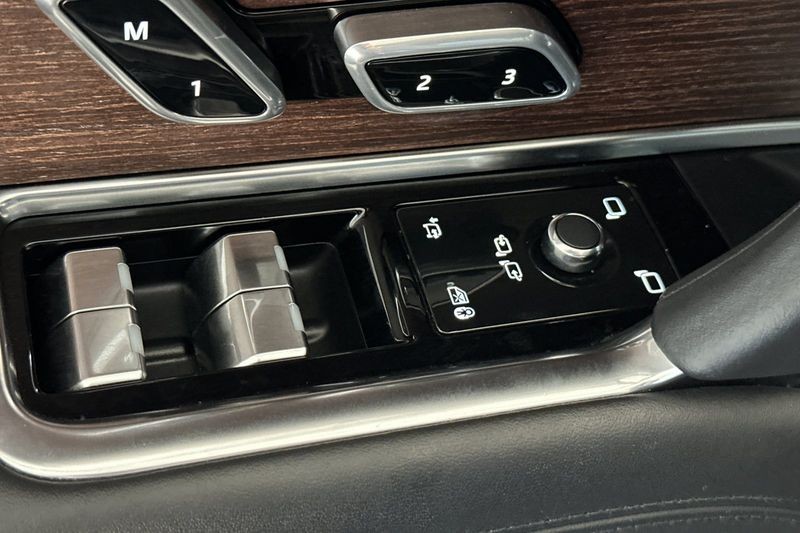 Land Rover Range Rover Vehicle Full-screen Gallery Image 11