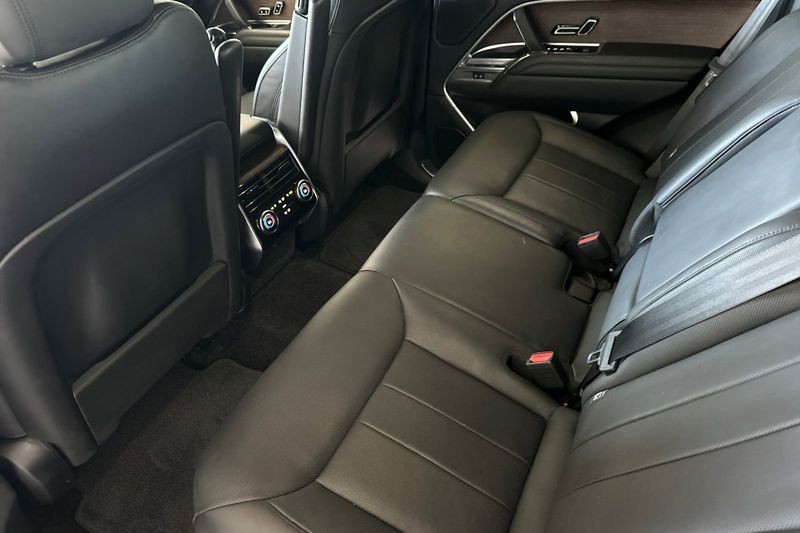 Land Rover Range Rover Vehicle Full-screen Gallery Image 13