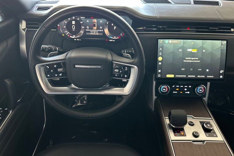 Land Rover Range Rover Vehicle Full-screen Gallery Image 15