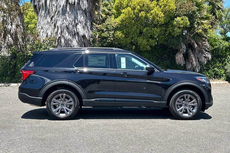 Ford Explorer Vehicle Full-screen Gallery Image 02