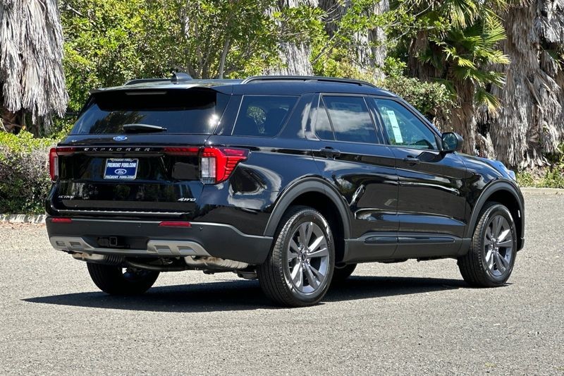 Ford Explorer Vehicle Full-screen Gallery Image 03
