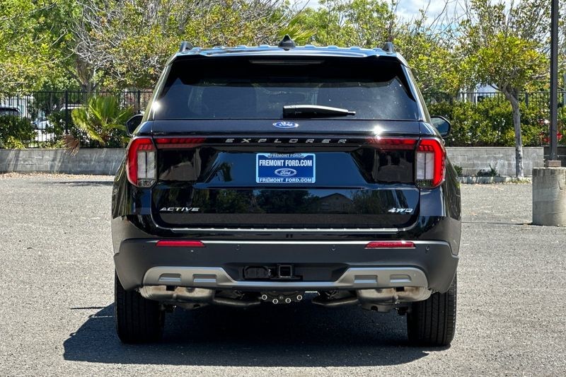 Ford Explorer Vehicle Full-screen Gallery Image 04