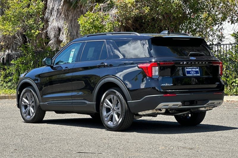 Ford Explorer Vehicle Full-screen Gallery Image 05