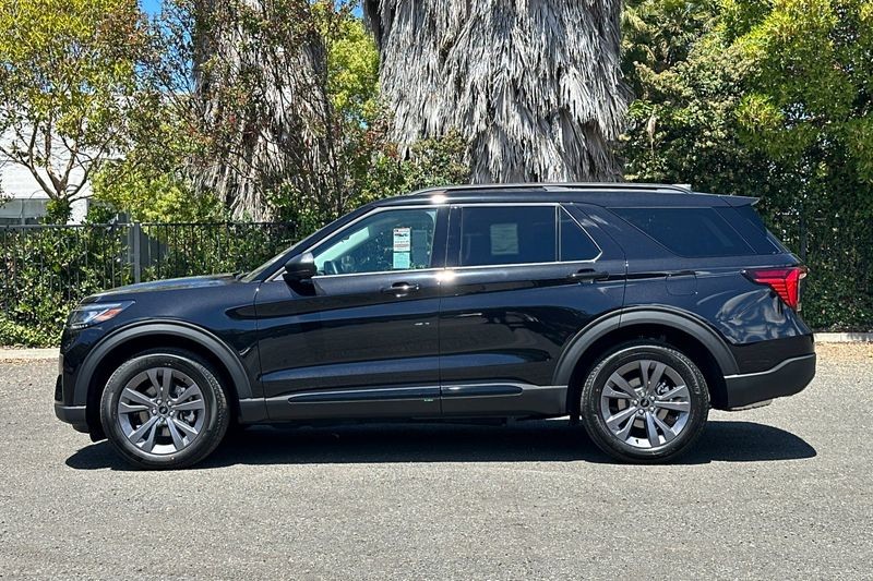 Ford Explorer Vehicle Full-screen Gallery Image 06