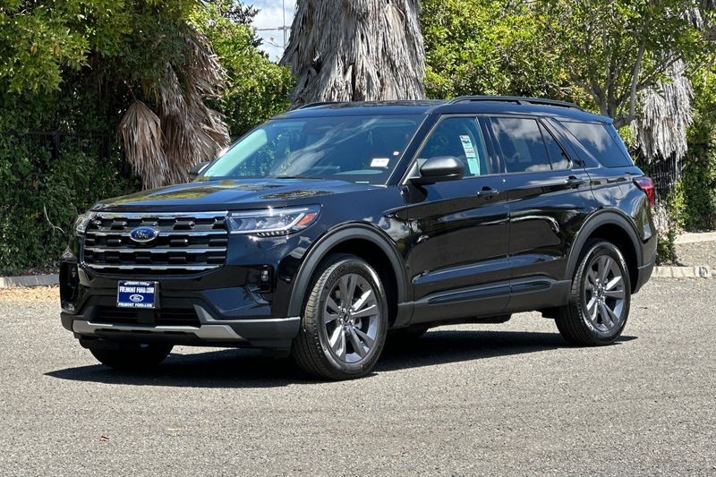 Ford Explorer Vehicle Full-screen Gallery Image 07