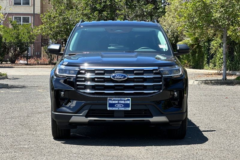 Ford Explorer Vehicle Full-screen Gallery Image 08