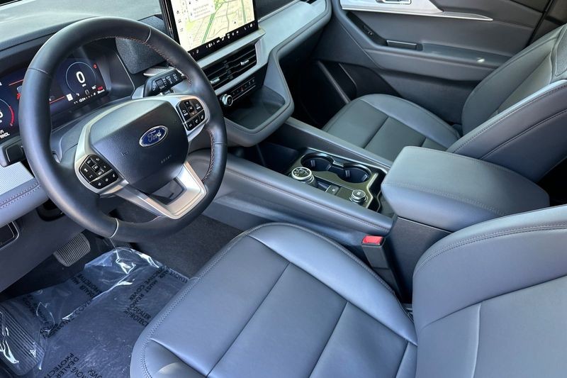 Ford Explorer Vehicle Full-screen Gallery Image 09