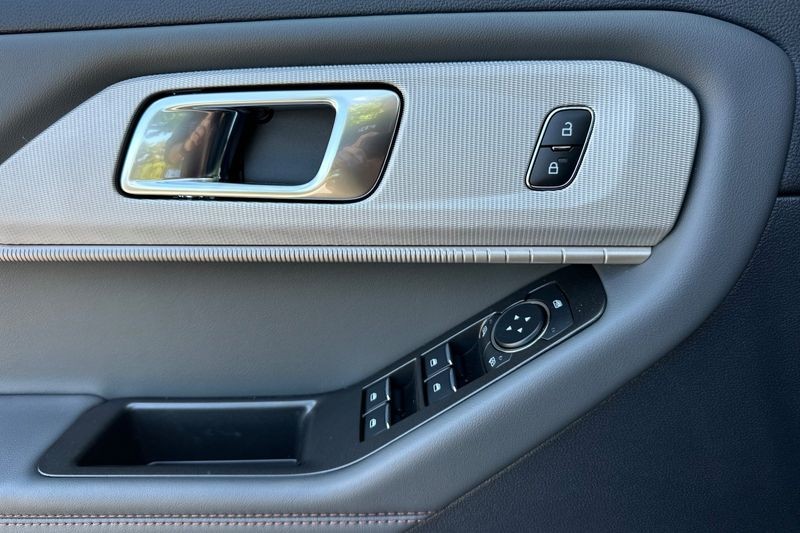 Ford Explorer Vehicle Full-screen Gallery Image 10