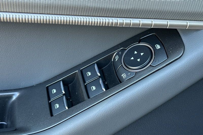 Ford Explorer Vehicle Full-screen Gallery Image 11