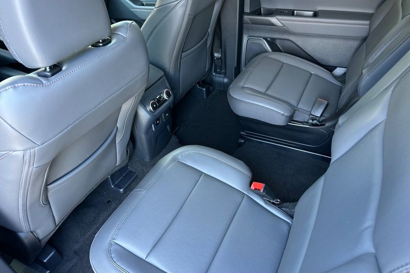 Ford Explorer Vehicle Full-screen Gallery Image 12