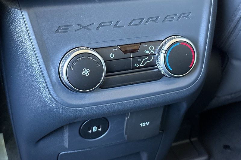 Ford Explorer Vehicle Full-screen Gallery Image 13