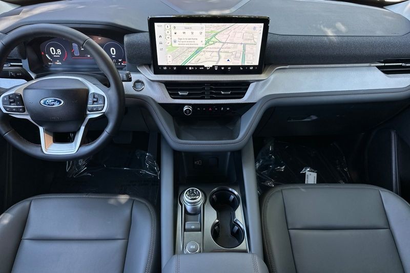 Ford Explorer Vehicle Full-screen Gallery Image 14