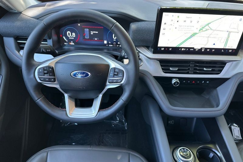 Ford Explorer Vehicle Full-screen Gallery Image 15