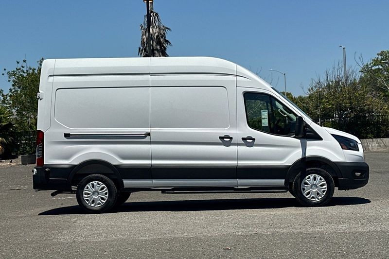 Ford Transit-350 Vehicle Full-screen Gallery Image 02