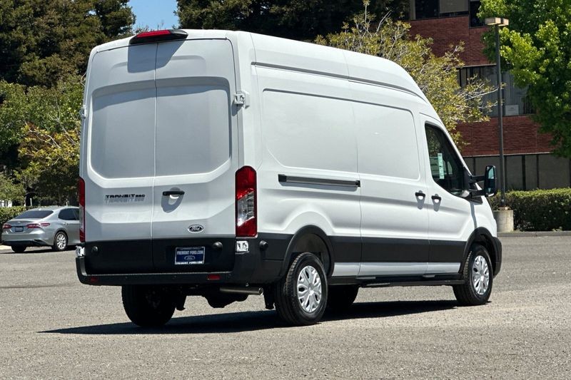 Ford Transit-350 Vehicle Full-screen Gallery Image 03