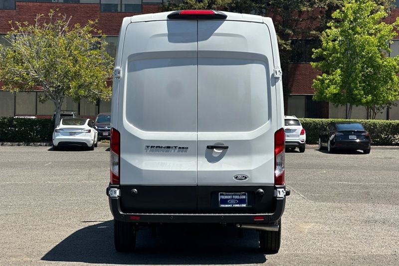 Ford Transit-350 Vehicle Full-screen Gallery Image 04