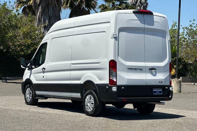 Ford Transit-350 Vehicle Full-screen Gallery Image 05