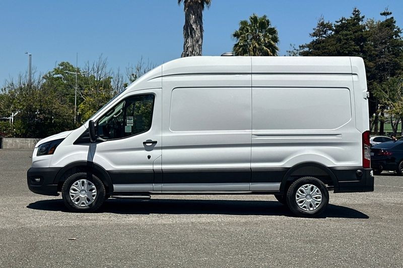Ford Transit-350 Vehicle Full-screen Gallery Image 06