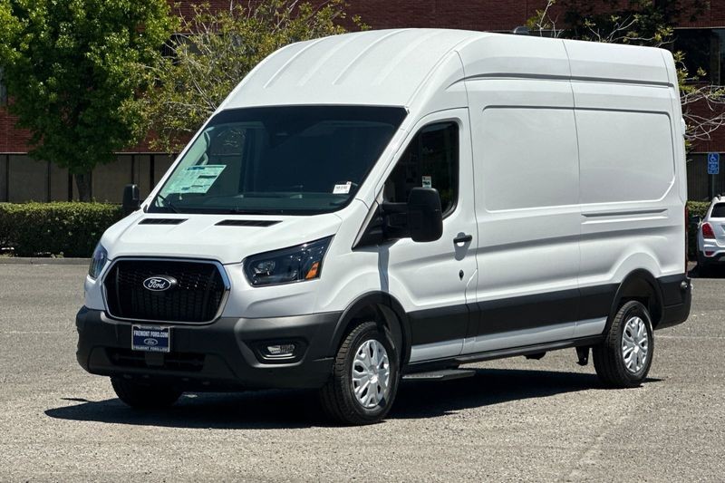 Ford Transit-350 Vehicle Full-screen Gallery Image 07