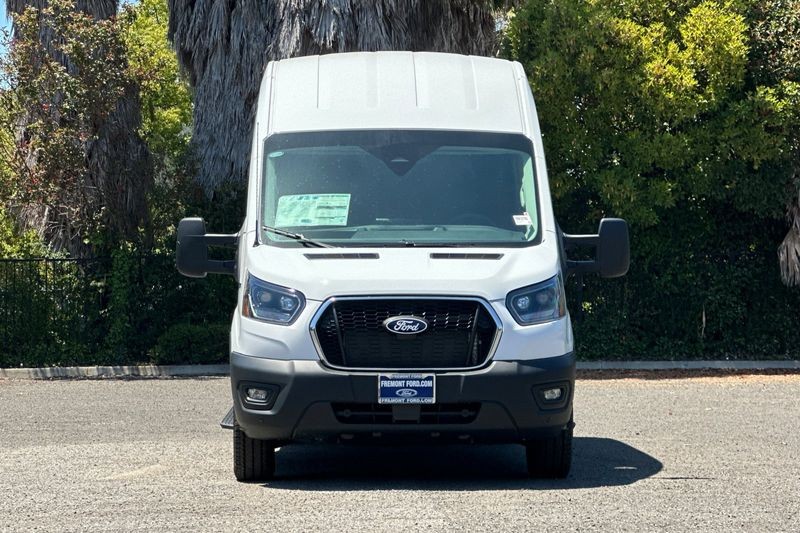 Ford Transit-350 Vehicle Full-screen Gallery Image 08