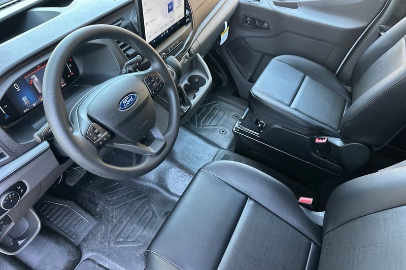 Ford Transit-350 Vehicle Full-screen Gallery Image 09
