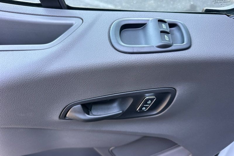 Ford Transit-350 Vehicle Full-screen Gallery Image 10
