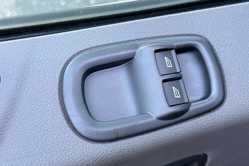 Ford Transit-350 Vehicle Full-screen Gallery Image 11