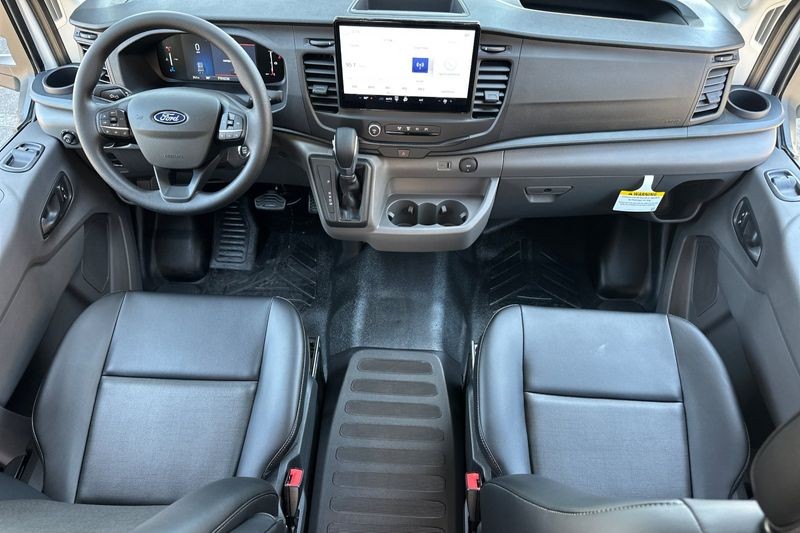 Ford Transit-350 Vehicle Full-screen Gallery Image 12