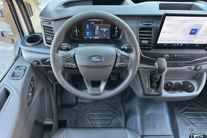 Ford Transit-350 Vehicle Full-screen Gallery Image 13