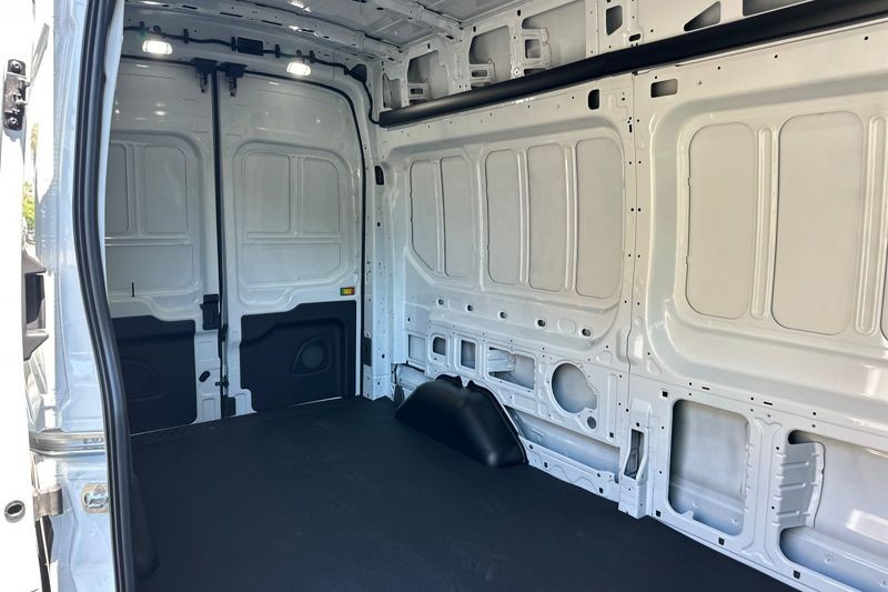 Ford Transit-350 Vehicle Full-screen Gallery Image 14