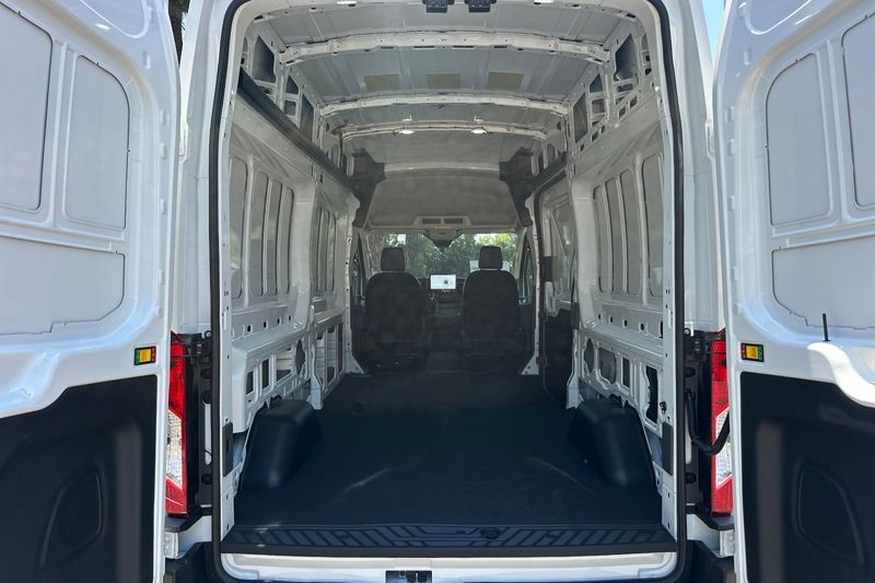 Ford Transit-350 Vehicle Full-screen Gallery Image 15