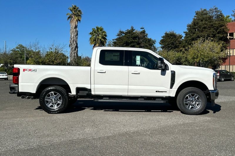 Ford F-250SD Vehicle Full-screen Gallery Image 02