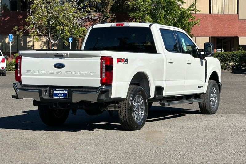 Ford F-250SD Vehicle Full-screen Gallery Image 03