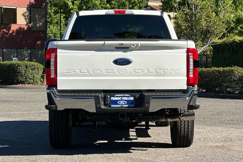 Ford F-250SD Vehicle Full-screen Gallery Image 04