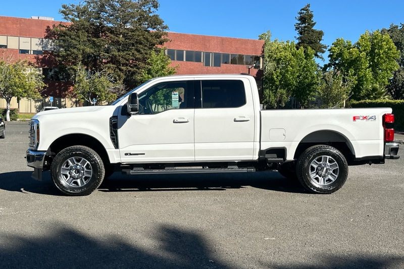 Ford F-250SD Vehicle Full-screen Gallery Image 06