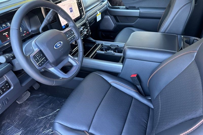 Ford F-250SD Vehicle Full-screen Gallery Image 09