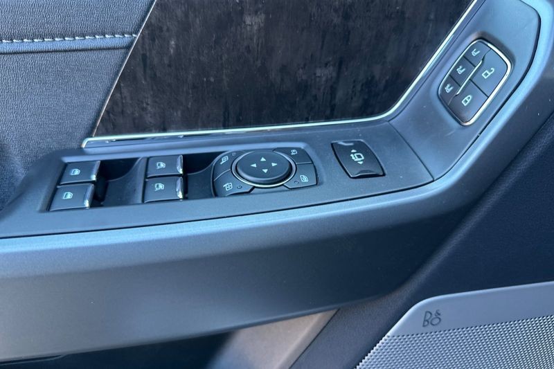 Ford F-250SD Vehicle Full-screen Gallery Image 10